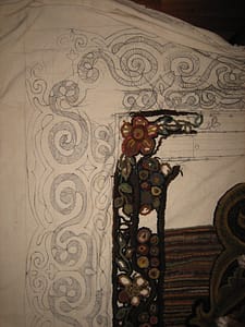 Final border on hooked rug design