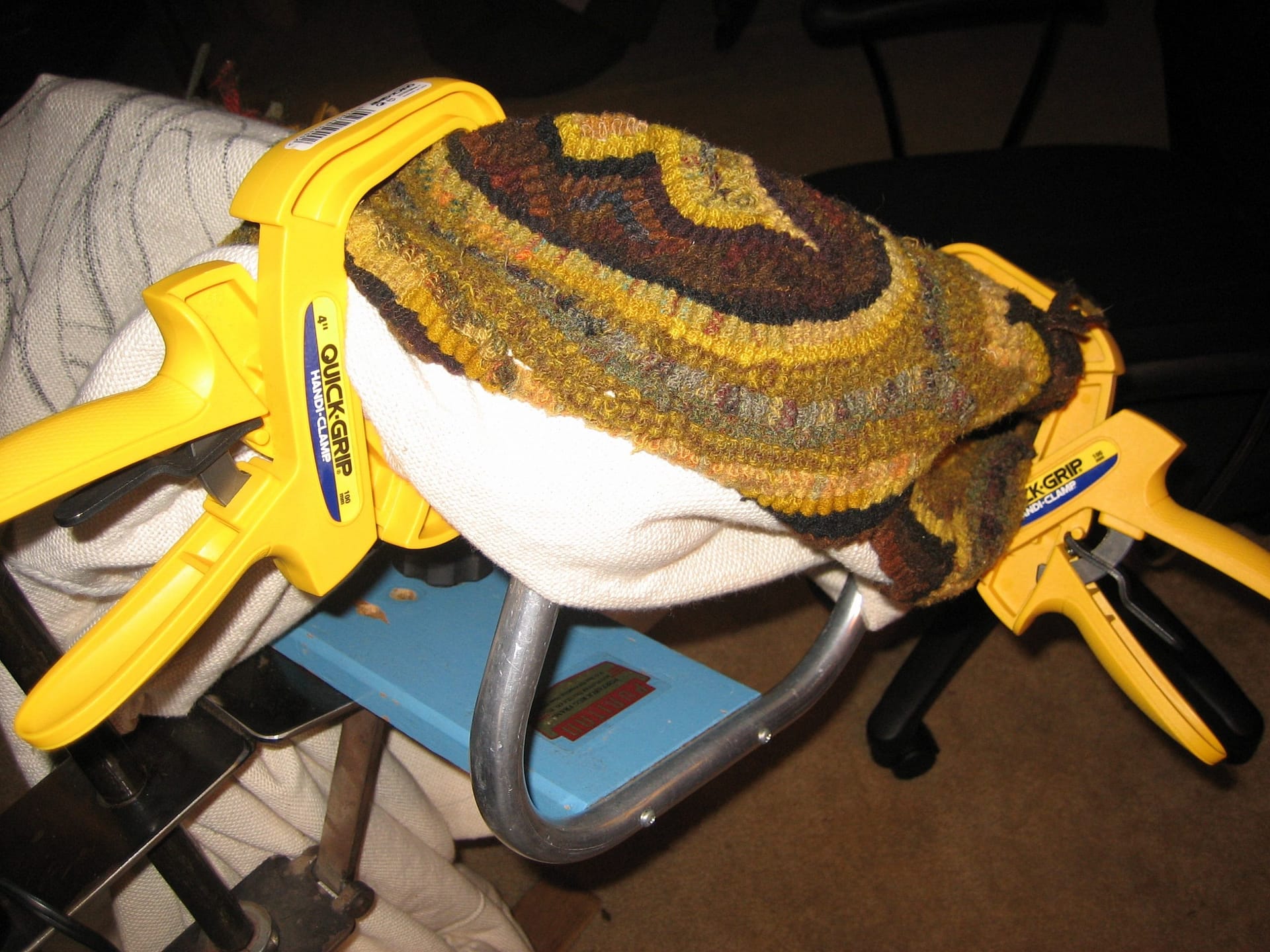 How to hook a large rug My temporary rug hooking set up • Cindi Gay